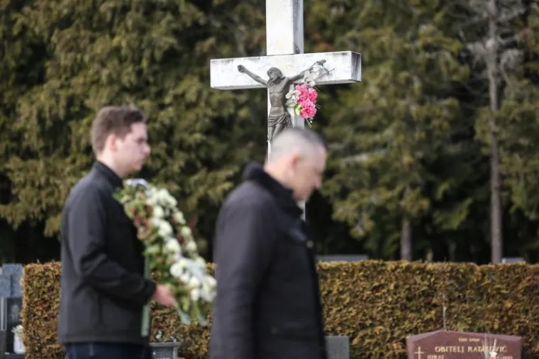 SPROVOD KRISTINE KRUPLJAN: Ožalošćeni se pozdravili od ubijene 18-godišnjakinje