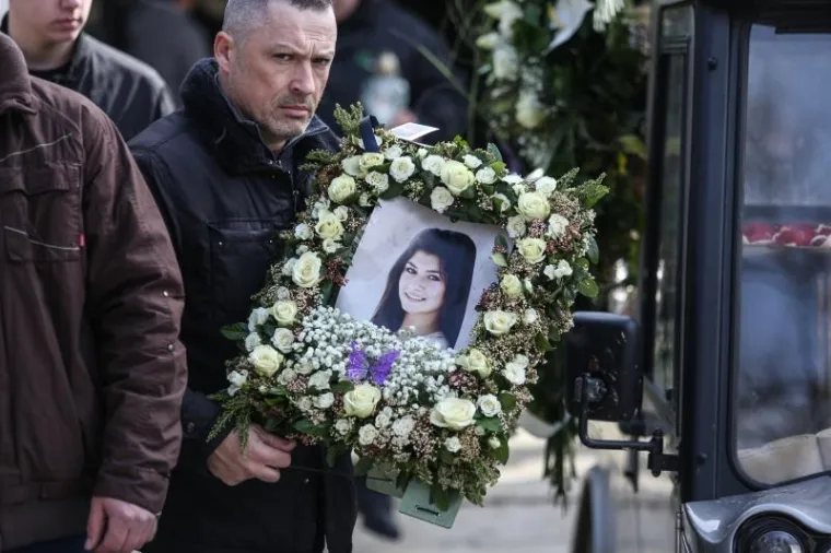 SPROVOD KRISTINE KRUPLJAN: Ožalošćeni se pozdravili od ubijene 18-godišnjakinje