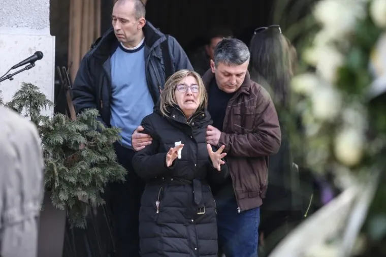 SPROVOD KRISTINE KRUPLJAN: Ožalošćeni se pozdravili od ubijene 18-godišnjakinje