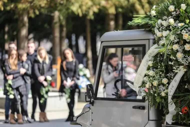 SPROVOD KRISTINE KRUPLJAN: Ožalošćeni se pozdravili od ubijene 18-godišnjakinje
