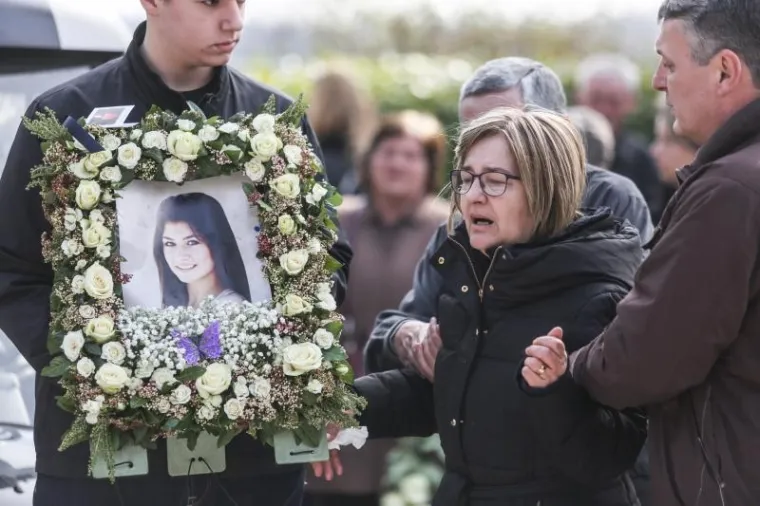SPROVOD KRISTINE KRUPLJAN: Ožalošćeni se pozdravili od ubijene 18-godišnjakinje