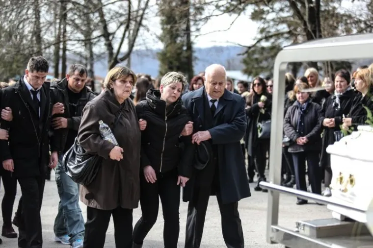 SPROVOD KRISTINE KRUPLJAN: Ožalošćeni se pozdravili od ubijene 18-godišnjakinje