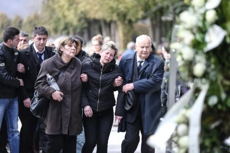 SPROVOD KRISTINE KRUPLJAN: Ožalošćeni se pozdravili od ubijene 18-godišnjakinje