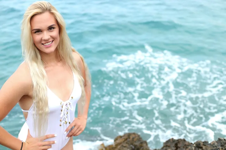 MISS SPORTA 2018. PRAVA JE LJEPOTICA: Pozirala kraj mora u bijelom kupaćem i pokazala svoje adute