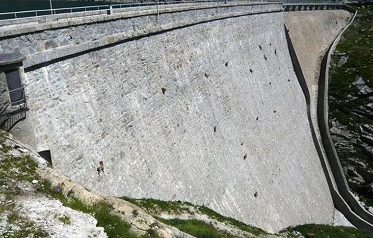 Kakve su to izbičine na brani? O čemu bi se moglo raditi? Nekim nepravilnostima u gradnji? Ili možda o planiranim detaljima? Koja je njihova funkcija?