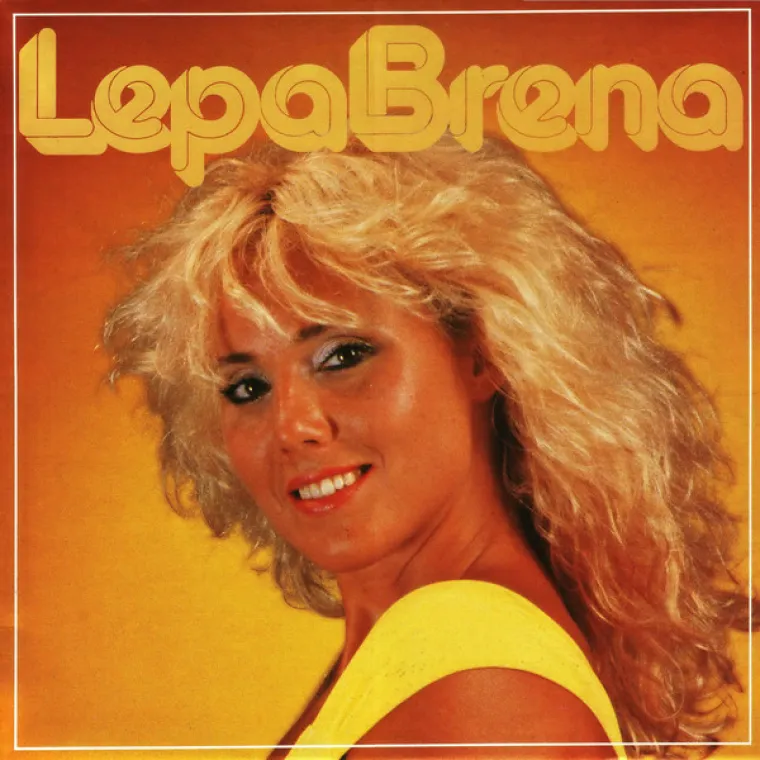 7. Lepa Brena: Hajde da se volimo: Vjerojatno najpopularnija pjevačica bivše nam države 1987. godine iz narodnjačkih je skrenula lagano prema pop vodama. Prvi hit koji nije zvučao posve kao &apos;šumadijski rokenrol&apos; provlačio se i kroz istoimeni Brenin film. 
