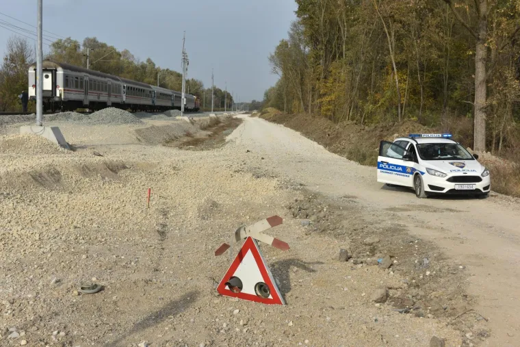 TEŠKA NESREĆA KOD VRBOVCA: Brzi vlak naletio na kamion, ozlijeđen strojovođa vlaka