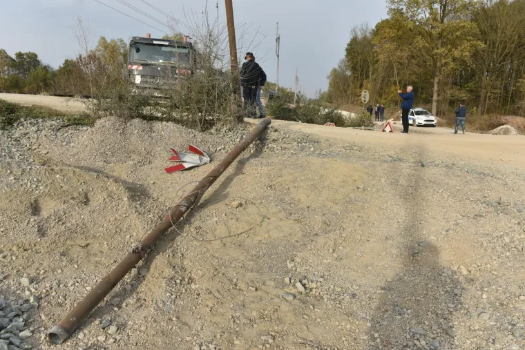 TEŠKA NESREĆA KOD VRBOVCA: Brzi vlak naletio na kamion, ozlijeđen strojovođa vlaka