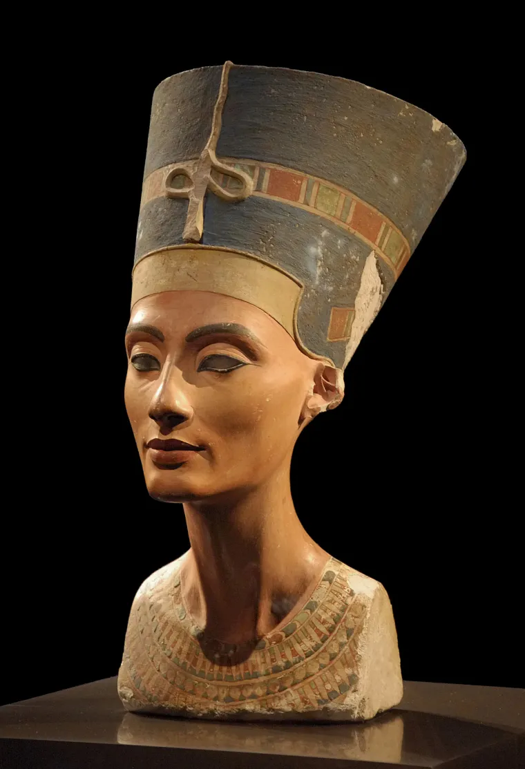 10. Kraljica Nefertiti: O ovoj egipatskoj kraljici jako se malo zna, pa arheolozi smatraju da bi eventualni pronalazak njezina groba, mogao otkriti nešto više o njoj. Dosadašnja otkrića nisu potvrdila da negdje postoje posmrtni ostaci kraljice.