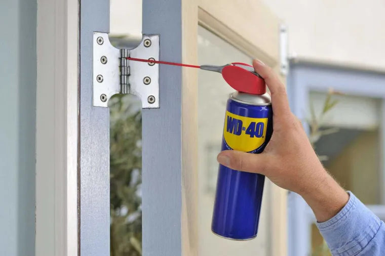 5. WD-40: U američkoj kompaniji Rocket Chemical, 1953. godine, radili su na stvaranju supstance koja sprečava stvaranje hrđe na zrakoplovima. Supstanca se trebala bazirati na mehanizmu istiskivanja voda, a navodno oznaka &quot;40&quot; označava broj pokušaja koliko je bio potrebno da nastane finalni proizvod. Zaposlenici Convaira, koji su testirali proizvod, bili su toliko zadovoljni da su neke boce ponijeli kući. Nekoliko godina kasnije, WD-40 stigao je u trgovine. Proizvod izvorno namijenjen uklanjanju hrđe, pretvorio se u proizvod s tisućana namjena koji se danas nalazi u četiri od pet američkih kućanstava.