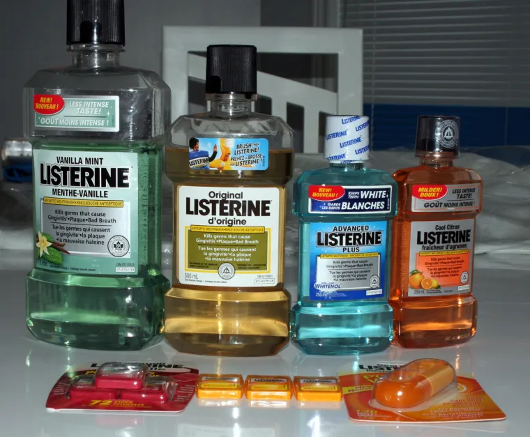 7. Listerine: Sir Joseph Lister izvršio je 1865. godine prvu operaciju u steriliziranoj komori što je značajno smanjilo smrtnost među pacijentima. Ubrzo je dr. Joseph Lawrence izmio otapalo za dezinfekciju rana na operacijskom stolu, ali i bojnom polju. Nazvao ga je &quot;Listerin&quot; po Josephu Listeru. Krajem 19. i početkom 20. stoljeća Listerine se prodavao kao sredstvo za čišćenje podova, dezodorans, pa čak i kao lijek. Godine 1923. konačno je prihvaćen kao antiseptičko sredstvo za ispiranje usta.