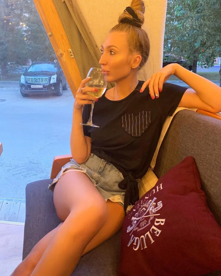 Plaćene su po satu da brbljaju i piju! Cvjeta novi biznis, a ova djevojka upravo je otkrila detalje, pa čak i koliko se zarađuje