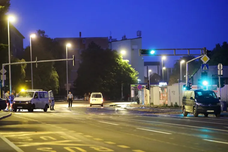 Zagrebačka policija danas ujutro je javila kako je opet pukla vodovodna cijev na području Trešnjevke. Došlo je do puknuća vodovodne cijevi i izlijevanja veće količine vode po okolnim ulicama i objektima. Za sada nema ozlijeđenih osoba, materijalna šteta je neutvrđena, obustavljen je promet u zoni događaja, sve nadležne službe postupaju. Na teren je izišao i zagrebački gradonačelnik Tomislav Tomašević.