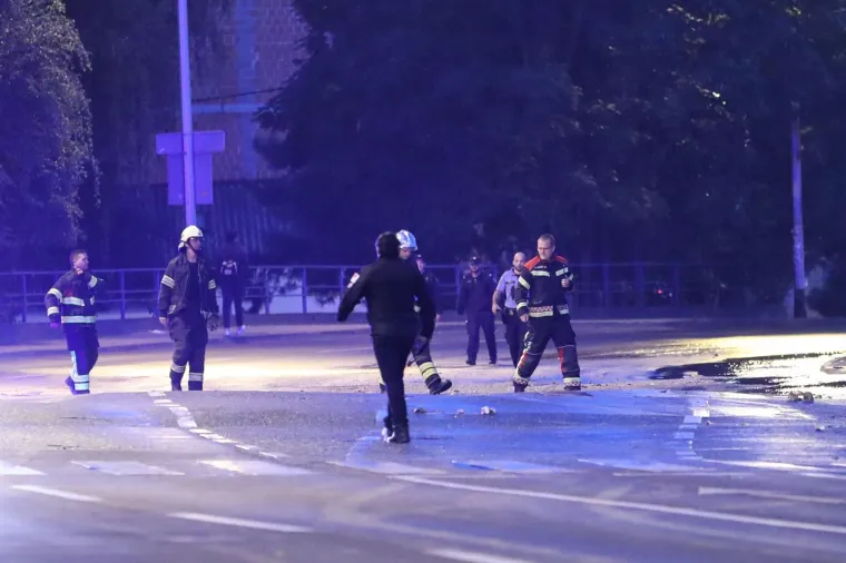 Zagrebačka policija danas ujutro je javila kako je opet pukla vodovodna cijev na području Trešnjevke. Došlo je do puknuća vodovodne cijevi i izlijevanja veće količine vode po okolnim ulicama i objektima. Za sada nema ozlijeđenih osoba, materijalna šteta je neutvrđena, obustavljen je promet u zoni događaja, sve nadležne službe postupaju. Na teren je izišao i zagrebački gradonačelnik Tomislav Tomašević.