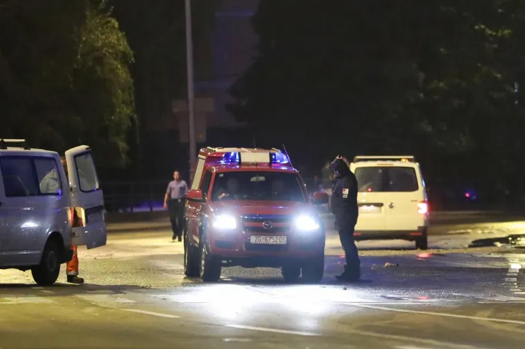 Zagrebačka policija danas ujutro je javila kako je opet pukla vodovodna cijev na području Trešnjevke. Došlo je do puknuća vodovodne cijevi i izlijevanja veće količine vode po okolnim ulicama i objektima. Za sada nema ozlijeđenih osoba, materijalna šteta je neutvrđena, obustavljen je promet u zoni događaja, sve nadležne službe postupaju. Na teren je izišao i zagrebački gradonačelnik Tomislav Tomašević.