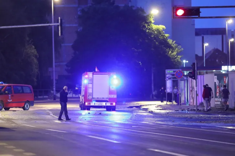 Zagrebačka policija danas ujutro je javila kako je opet pukla vodovodna cijev na području Trešnjevke. Došlo je do puknuća vodovodne cijevi i izlijevanja veće količine vode po okolnim ulicama i objektima. Za sada nema ozlijeđenih osoba, materijalna šteta je neutvrđena, obustavljen je promet u zoni događaja, sve nadležne službe postupaju. Na teren je izišao i zagrebački gradonačelnik Tomislav Tomašević.