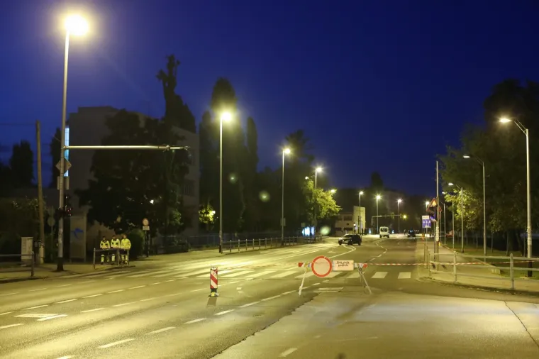 Zagrebačka policija danas ujutro je javila kako je opet pukla vodovodna cijev na području Trešnjevke. Došlo je do puknuća vodovodne cijevi i izlijevanja veće količine vode po okolnim ulicama i objektima. Za sada nema ozlijeđenih osoba, materijalna šteta je neutvrđena, obustavljen je promet u zoni događaja, sve nadležne službe postupaju. Na teren je izišao i zagrebački gradonačelnik Tomislav Tomašević.