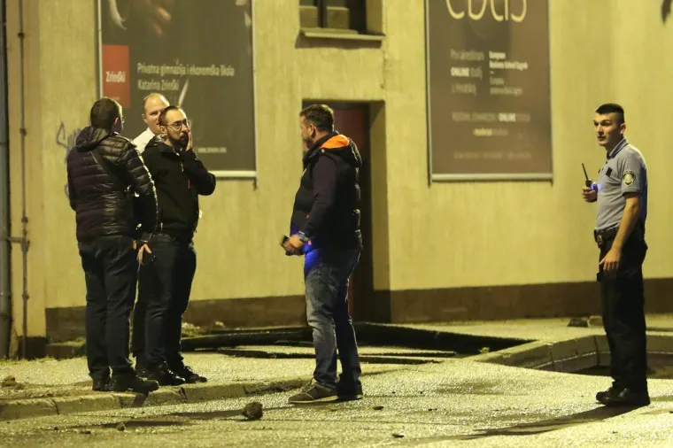 Zagrebačka policija danas ujutro je javila kako je opet pukla vodovodna cijev na području Trešnjevke. Došlo je do puknuća vodovodne cijevi i izlijevanja veće količine vode po okolnim ulicama i objektima. Za sada nema ozlijeđenih osoba, materijalna šteta je neutvrđena, obustavljen je promet u zoni događaja, sve nadležne službe postupaju. Na teren je izišao i zagrebački gradonačelnik Tomislav Tomašević.