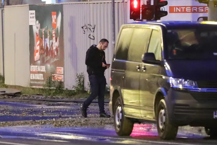 Zagrebačka policija danas ujutro je javila kako je opet pukla vodovodna cijev na području Trešnjevke. Došlo je do puknuća vodovodne cijevi i izlijevanja veće količine vode po okolnim ulicama i objektima. Za sada nema ozlijeđenih osoba, materijalna šteta je neutvrđena, obustavljen je promet u zoni događaja, sve nadležne službe postupaju. Na teren je izišao i zagrebački gradonačelnik Tomislav Tomašević.
