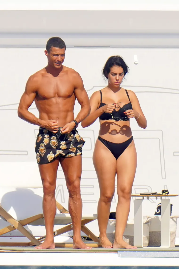 Ronaldo i Georgina nisu u braku, a nije ni sigurno da su zaručeni, iako je Georgina Portugalcu rodila dijete. Zapravo je njihov bračni status najveća tajna koju skrivaju od javnosti i nitko sa sigrunošću ne može potvrditi jesu li se zaručili ili vjenčali.