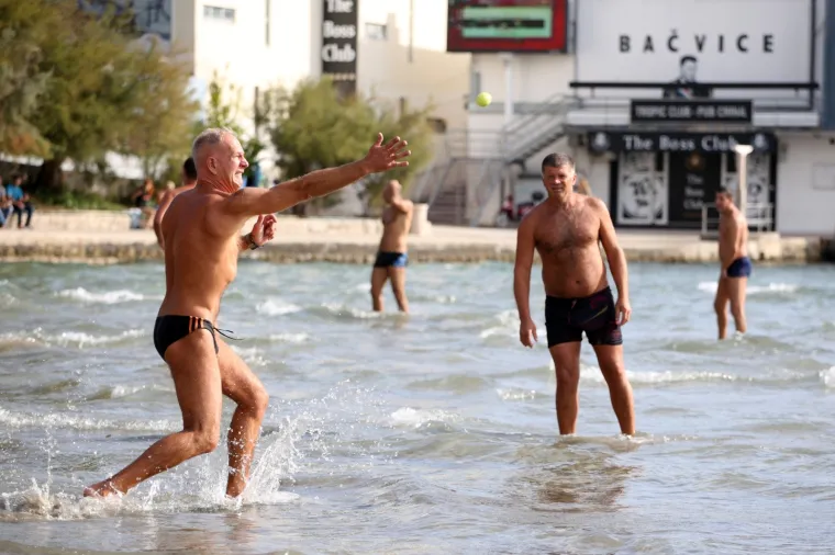 TREBA LI VAM BOLJI DOKAZ DA JE VRIJEME POSVE 'POLUDJELO'? Splićani dan iskoristili za picigin na Bačvicama