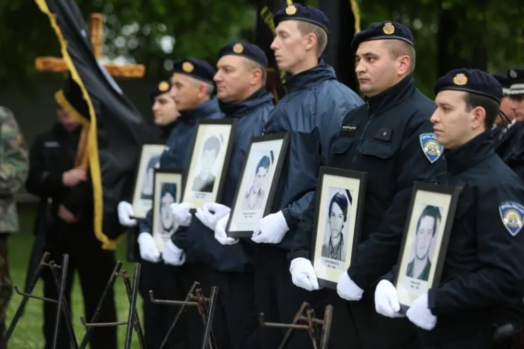 KOMEMORACIJA U BOROVU: 25. obljetnica ubojstva 12 redarstvenika