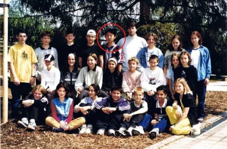 6. Obrazovao se u Švicarskoj, pod drugim imenom: Kim se školovao u prestižnoj visokoj školi blizu Berna u Švicarskoj. Tamo je provodoio vrijeme između 1998. i 2000. godine. Registrirali su ga pod drugim imenom. Tako kažu neslužbene informacije, a postoji i njegova navodna fotografija iz tog razdoblja. Iako nikad nije potvrđeno da je to ustinu un, oni koji su s njim tada studirali tvrde da je to upravo Jong-un. Sjećaju ga se kao zabavnog mladića kojeg je sport zanimao puno više nego politika, a i puno više nego učenje jer navodno nije baš bio dobar student.