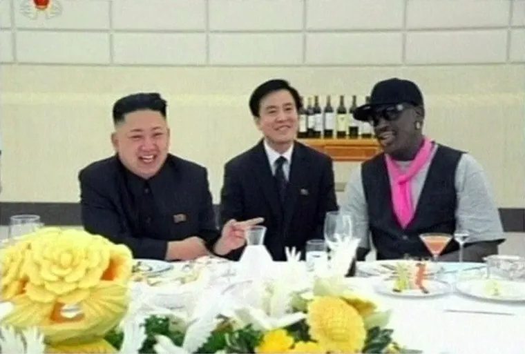 7. Voli košarku, a Rodman mu je frend: Ekipa iz njegove fakultetske grupe u Švicarskoj tvrdi da je Kim često crtao Michaela Jordana. Istina je da &quot;vođa&quot; voli košarku kao i da je 2013. upoznao Dennisa Rodmana na njegovom privatnom otoku. Navodno su postali i prijatelji, a Dennis je jednom izjavio: &apos;Možda i jest psihopat, ali nisam to primijetio.&quot;
