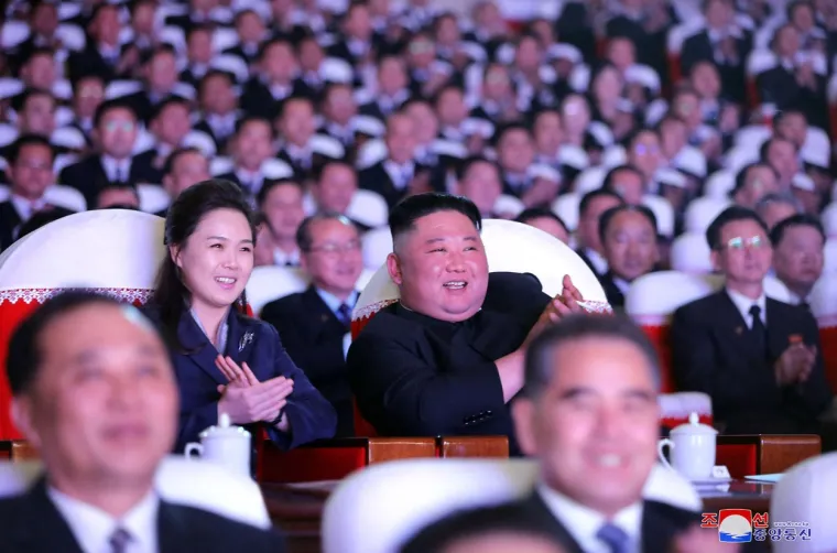 8. Na fotografijama se često smije: Nekad djeluje malo čudno da se lider zemlje poput Sjeverne Koreje na fotografijama često smije. No, postoji razlog. On, naime, narodu mora pokazati da uživa u životu.