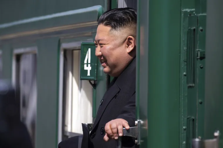 9. Ima hipstersku frizuru: Kim se šiša na potpuno krivi način, a i takva frizura na njemu izgleda &quot;blesavo&quot; zbog njegovog oblika lica. Glasine kažu da ne vjeruje frizerima pa se, navodno, šiša sam.