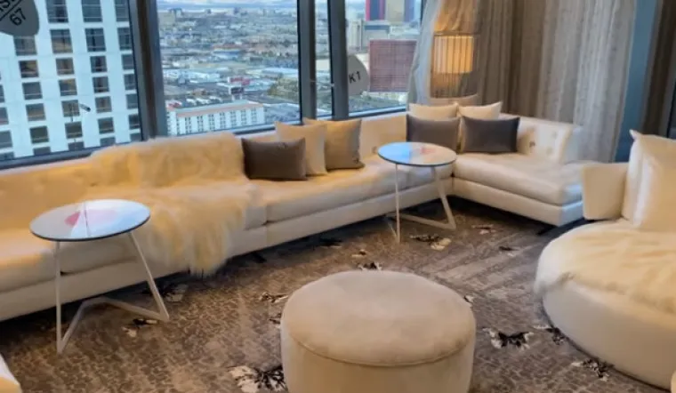 1. The Empathy Suite, Palms Casino, Las Vegas - 646.000 kuna: CIjeli apartman obiluje unikatnim detaljima. Ima tu svega, od dva morska psa u formaldehidu pa sve do barskih stolica napravljenih od lažnog medicinskog otpada. Neki bi sve to nazvali &quot;trashom&quot;, ali uvijek ima i onih koji bi platili noćenje u ovom dizajnerskom kaosu.