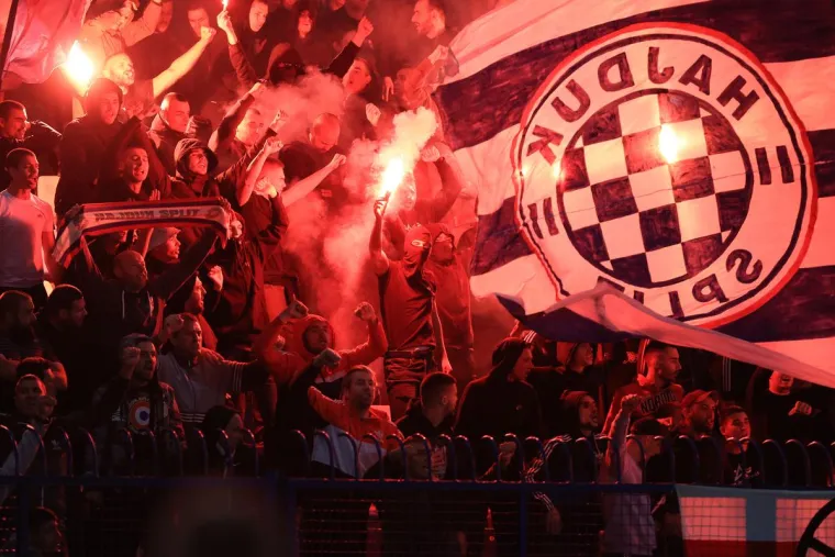 Torcida na tribinama poslala žestoku poruku Bebeku i HNS-u, a onda 'naložila' veliku bakljadu