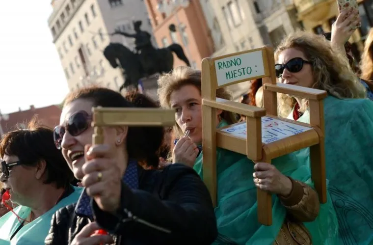 Na Trgu bana Josipa Jelačića održan je prosvjed Sindikata obrazovanja, medija i kulture Hrvatske za dostojanstvo struke i bolje uvjete rada zaposlenih u dječjim vrtićima.
