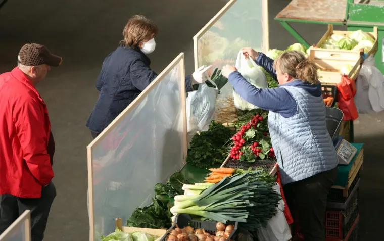 08.04.2020., Karlovac - Na karlovačkoj tržnici otvoreni su štandovi za prodaju povrća i voća s klupa u unutarnjem dijelu tržnice. Na klupe su postavljene barijere kako prodavači i kupci ne bi bili u kontaktu. Foto: Kristina Štedul Fabac/PIXSELL