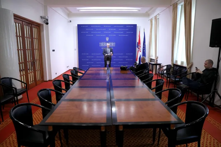 Zastupnik Željko Glasnović održao je u Saboru konferenciju za medije na kojoj je govorio o nacionalnoj sigurnosti. Saborski izvjestitelji bojkotirali su konferenciju za medije.