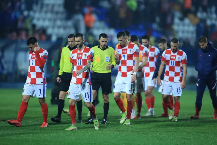 Iako su kiksali, možemo i moramo biti ponosni na ovakve prizore zajedništva: Glavu gore Vatreni, vjerujemo u vas