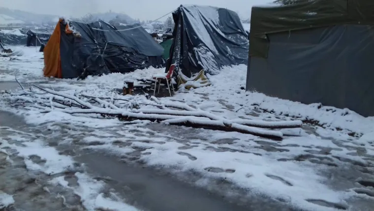 Migrantski kamp u Velikoj Kladuši nakon što je napadao prvi snijeg na tom području. U ovom trenutku tamo živi oko 300 ljudi. 
Facebook/ udruga Are You Syrious?