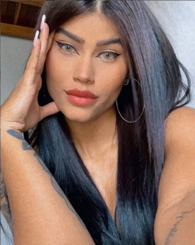Pronašli smo profile djevojke koja je kao seksualna robinja hodala gradom i, da, jako voli BDSM igre