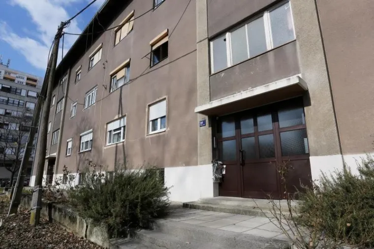 ZAGREBAČKA VOLOVČICA ZAVIJENA U CRNO: Lampaši ispred zgrade u kojoj je živjela ubijena djevojka