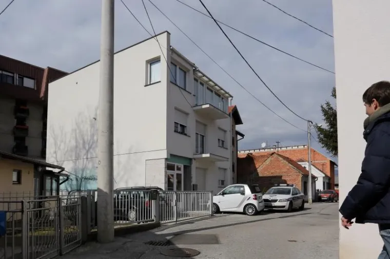 ZAGREBAČKA VOLOVČICA ZAVIJENA U CRNO: Lampaši ispred zgrade u kojoj je živjela ubijena djevojka