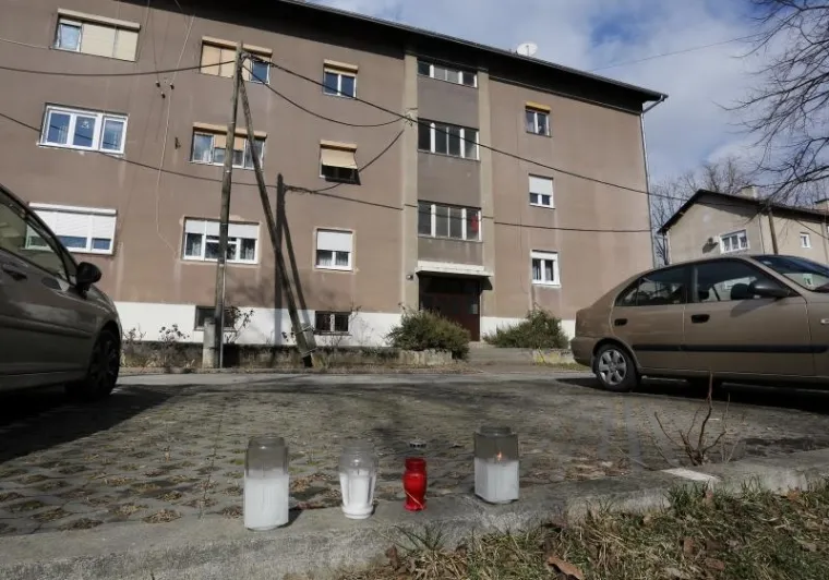 ZAGREBAČKA VOLOVČICA ZAVIJENA U CRNO: Lampaši ispred zgrade u kojoj je živjela ubijena djevojka
