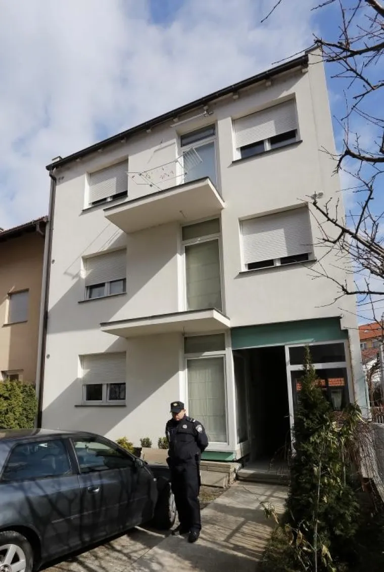 ZAGREBAČKA VOLOVČICA ZAVIJENA U CRNO: Lampaši ispred zgrade u kojoj je živjela ubijena djevojka