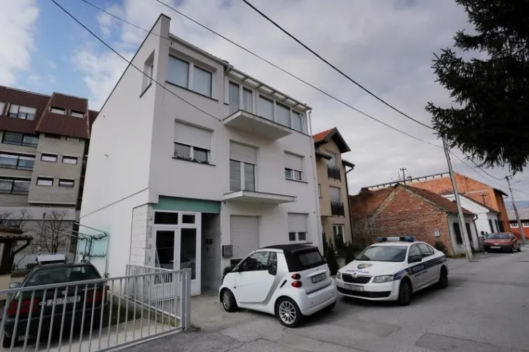 ZAGREBAČKA VOLOVČICA ZAVIJENA U CRNO: Lampaši ispred zgrade u kojoj je živjela ubijena djevojka