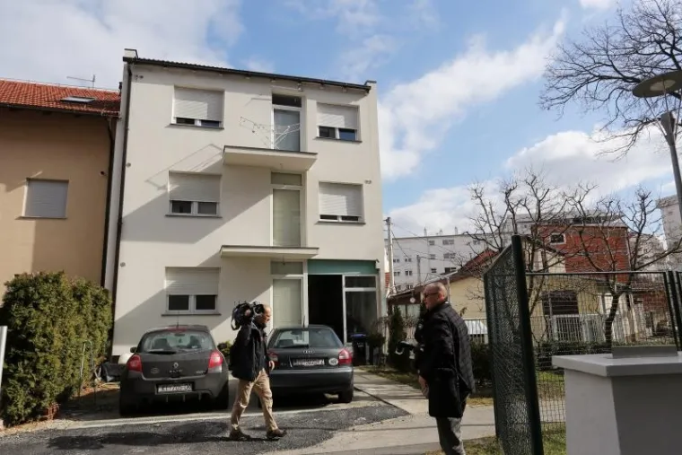 ZAGREBAČKA VOLOVČICA ZAVIJENA U CRNO: Lampaši ispred zgrade u kojoj je živjela ubijena djevojka