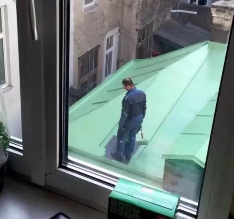 BOLJE DA SU OSTALI U KREVETU: Tog im dana ništa nije išlo od ruke, ali barem im je ostao smisao za humor