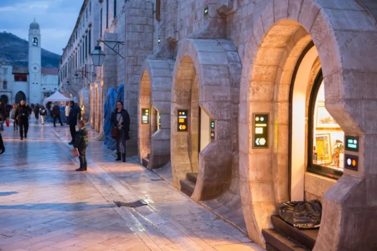 Dubrovnik navečer izgleda bajkovito zahvaljujući scenografiji.