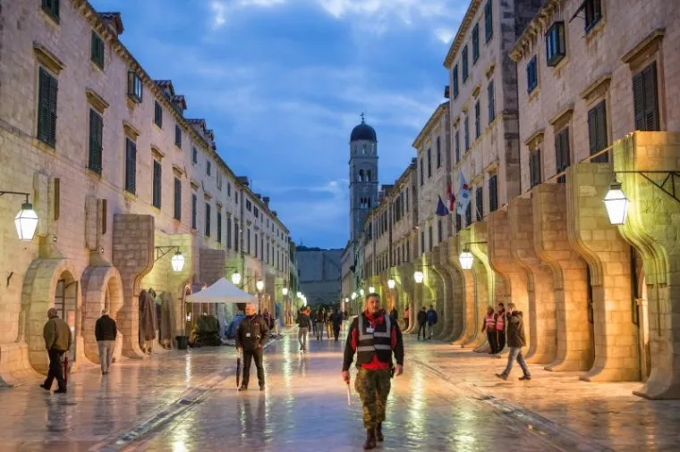 PROBLEMI U DUBROVNIKU: Letjelica iz 'Star Warsa' se zabila u stup i odlomila ga