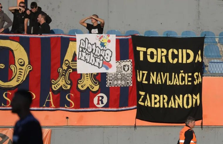 Gori u Šibeniku, navijači okupirali Šubićevac, na tribinama i jedno dobro poznato lice