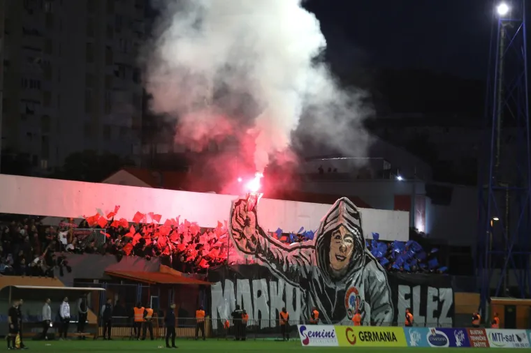 Torcida je tijekom utakmice sa Šibenikom odala počast Marku Elezu, koji je poginuo prošlog studenog u prometnoj nesreći sa samo 20 godina. 
