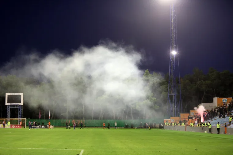 Torcida je tijekom utakmice sa Šibenikom odala počast Marku Elezu, koji je poginuo prošlog studenog u prometnoj nesreći sa samo 20 godina. 